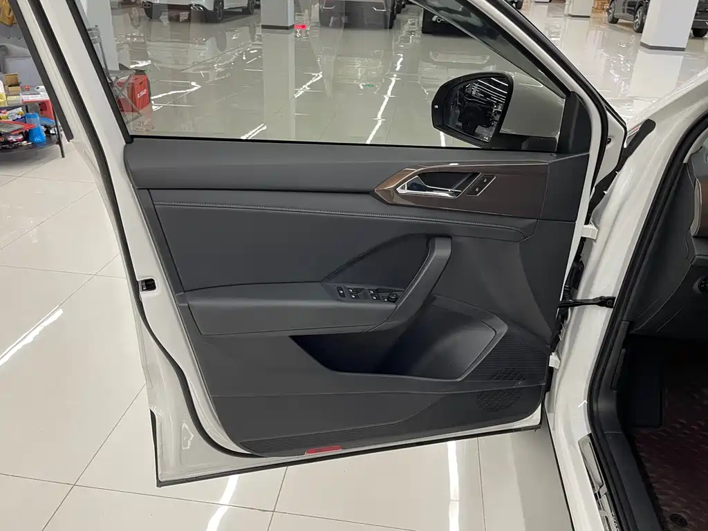 Tharu 280 TSI 2 WD Luxury