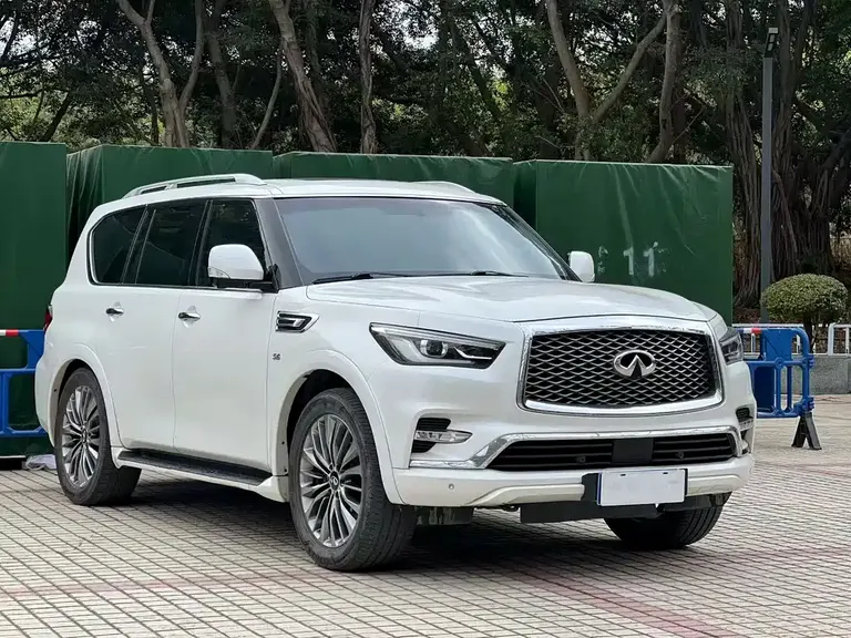Infiniti QX80 5.6 L 4 WD