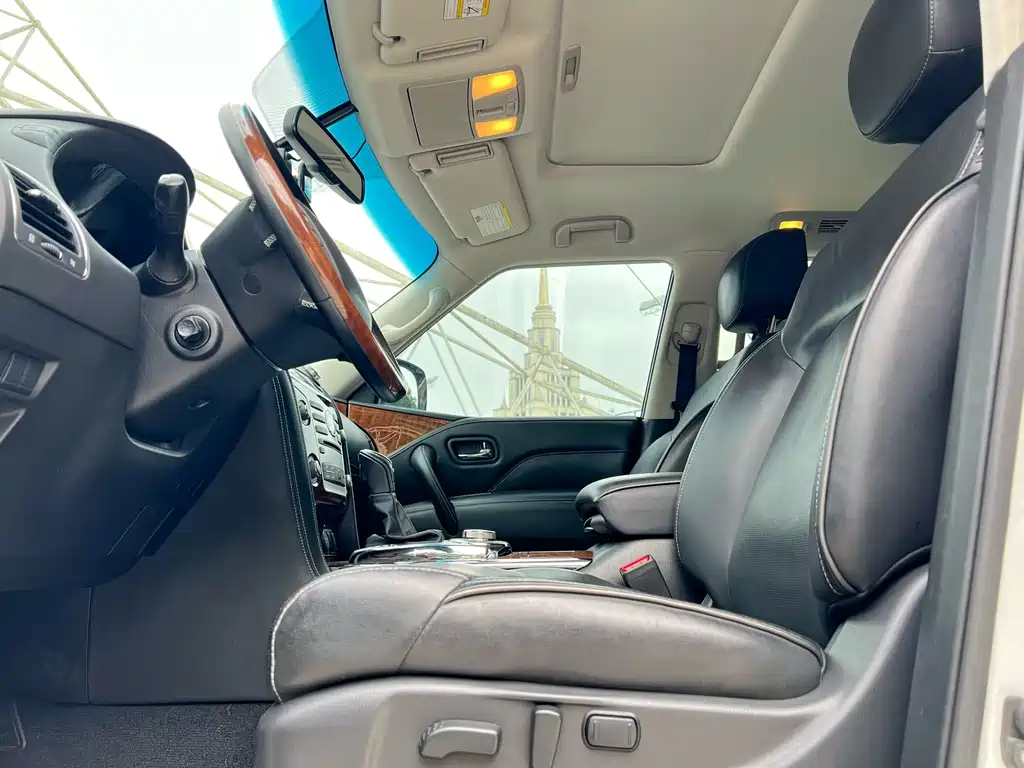 Infiniti QX80 5.6 L 4 WD