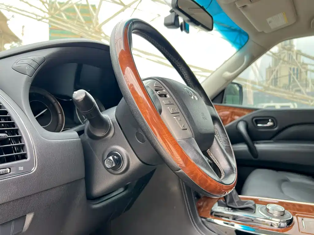 Infiniti QX80 5.6 L 4 WD