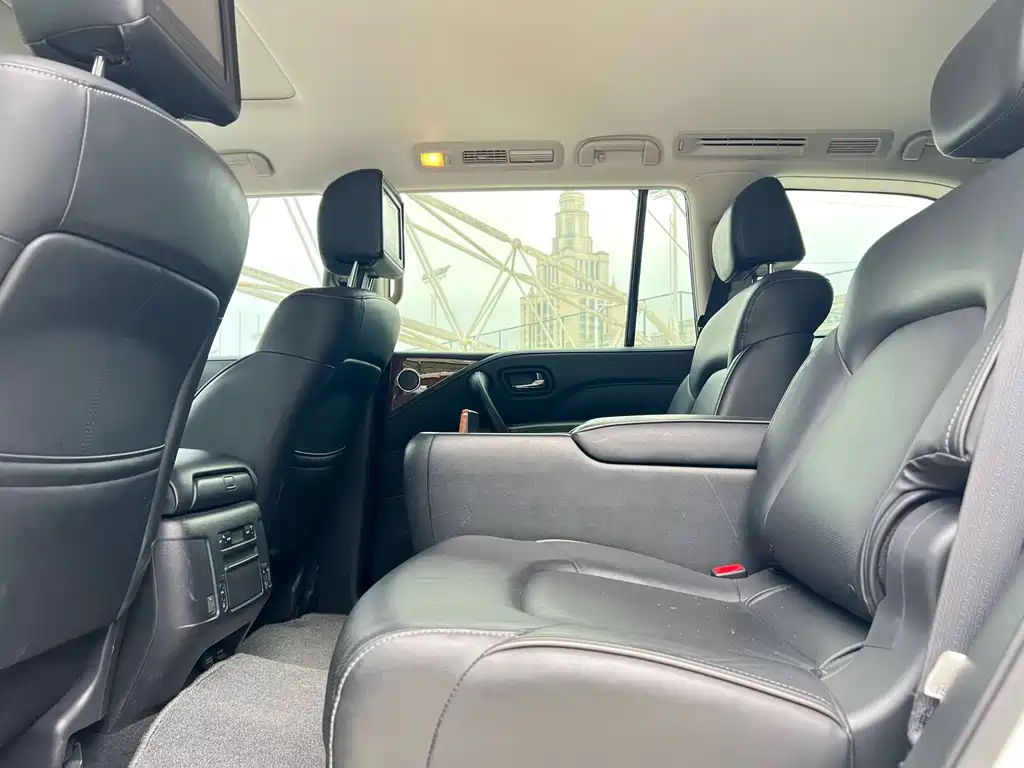 Infiniti QX80 5.6 L 4 WD