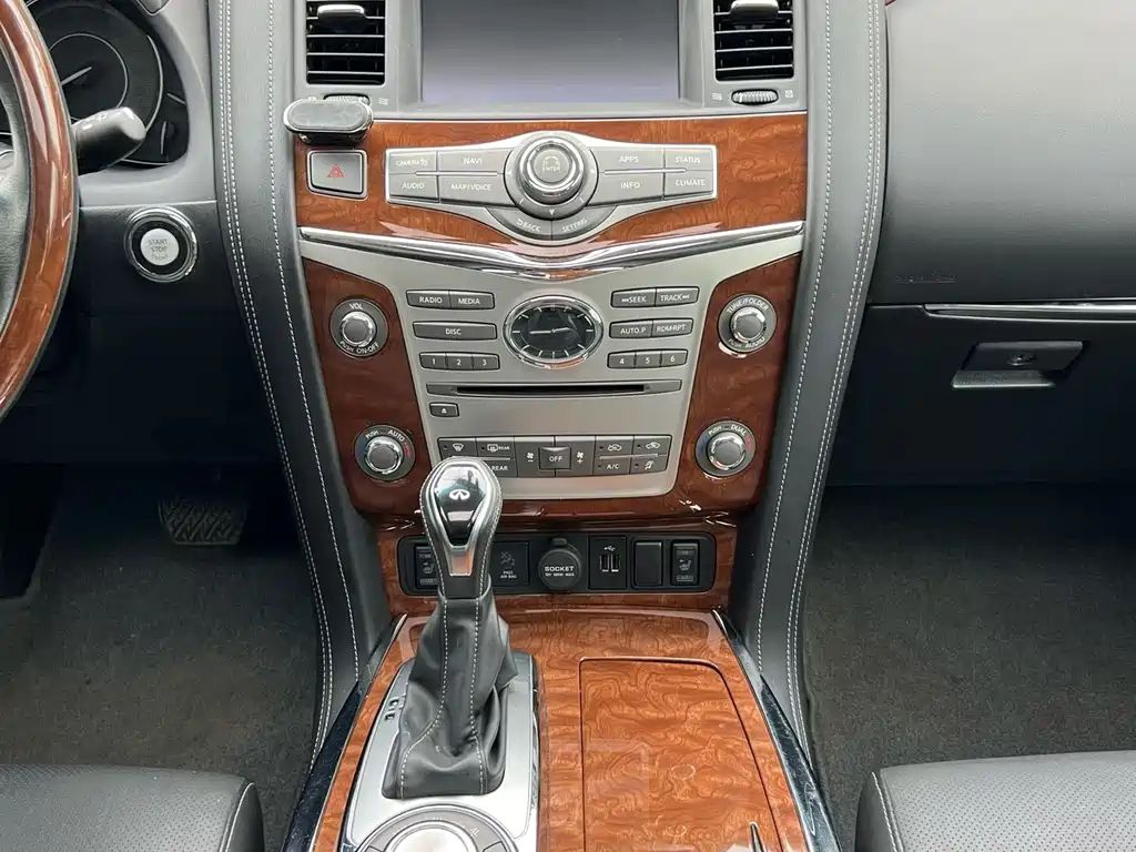 Infiniti QX80 5.6 L 4 WD