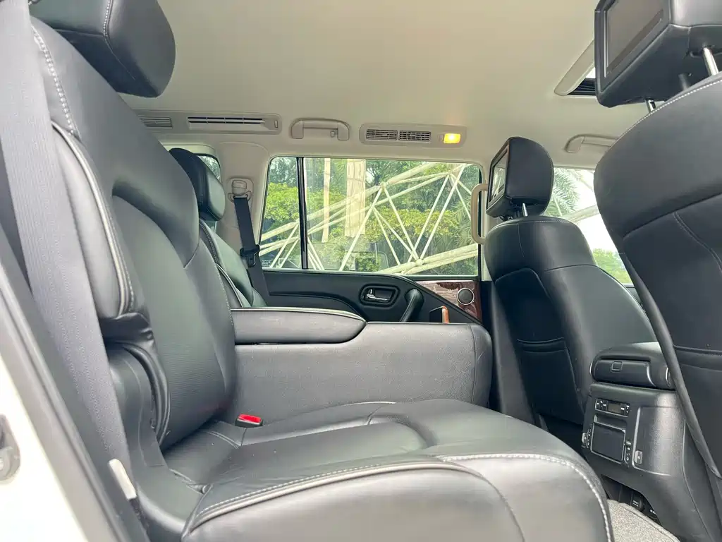 Infiniti QX80 5.6 L 4 WD
