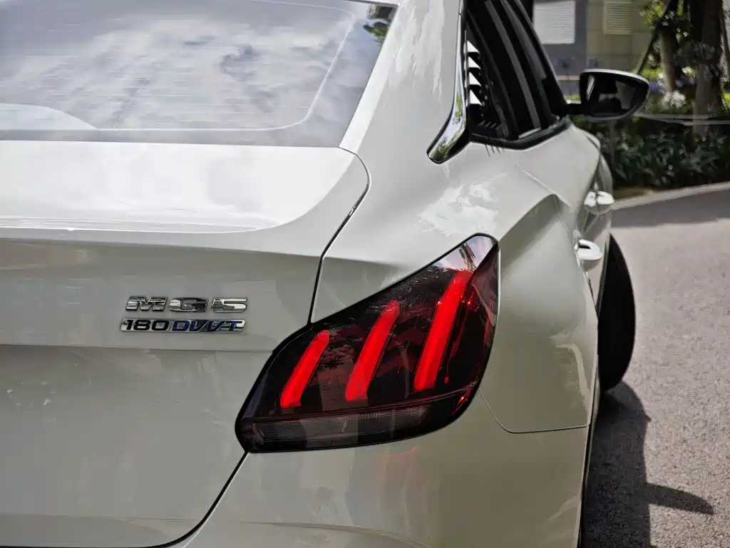 MG5 180 DVVT CVT Youth Luxury