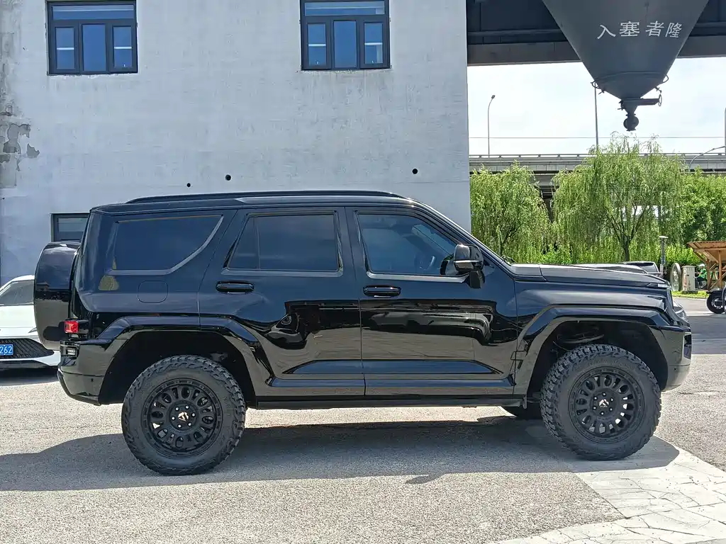 Tank 700 NEV Hi4-T Extreme Realm