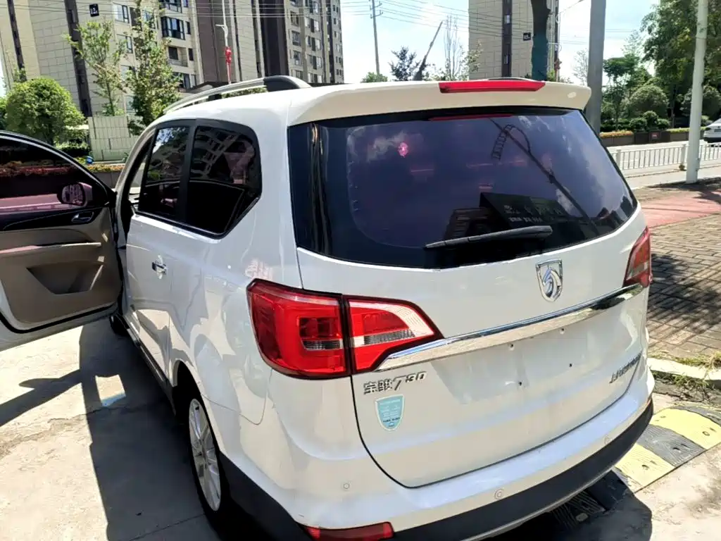 Baojun 730 1.5 L Manual Comfort 7-seat CN-V