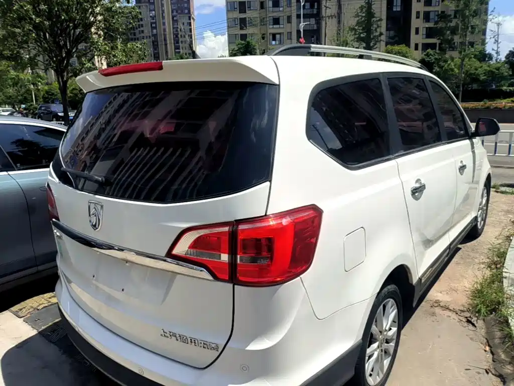 Baojun 730 1.5 L Manual Comfort 7-seat CN-V