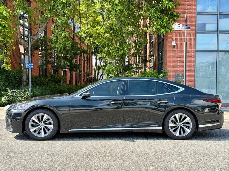 Lexus LS 500 h Outstanding CN-VI
