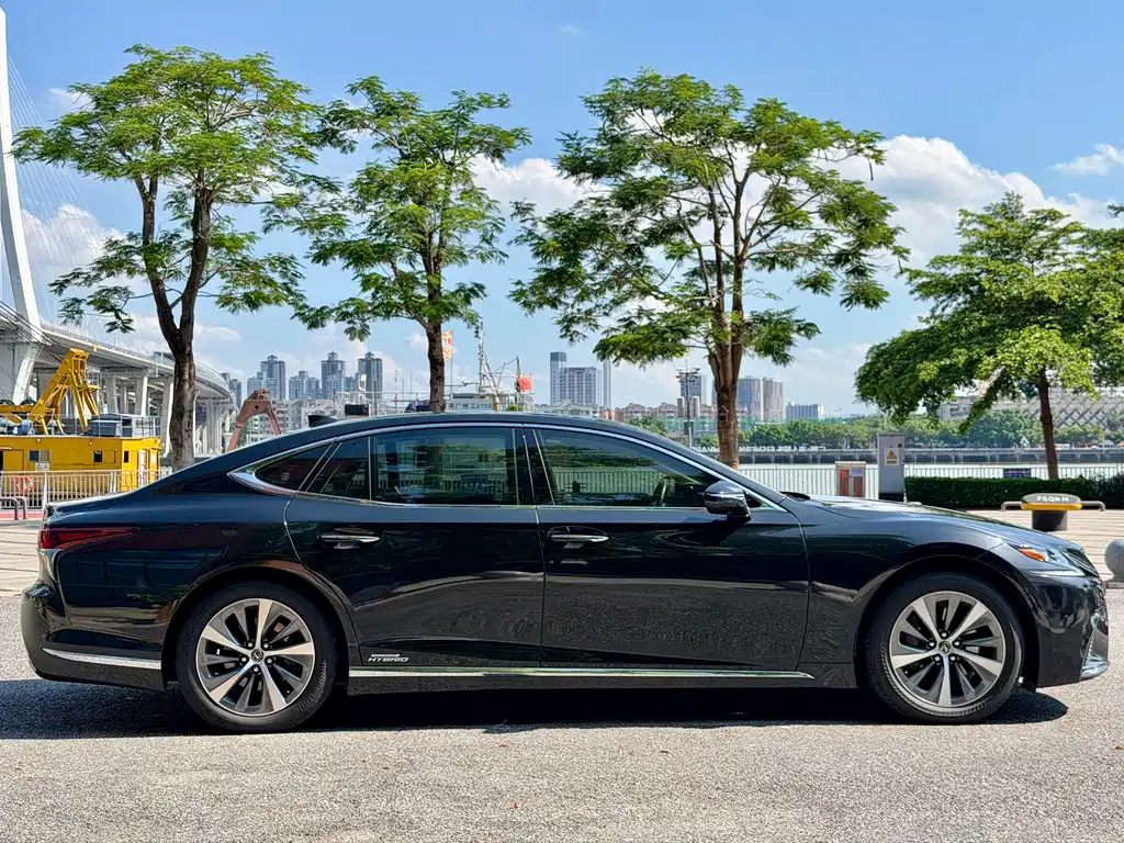 Lexus LS 500 h Outstanding CN-VI