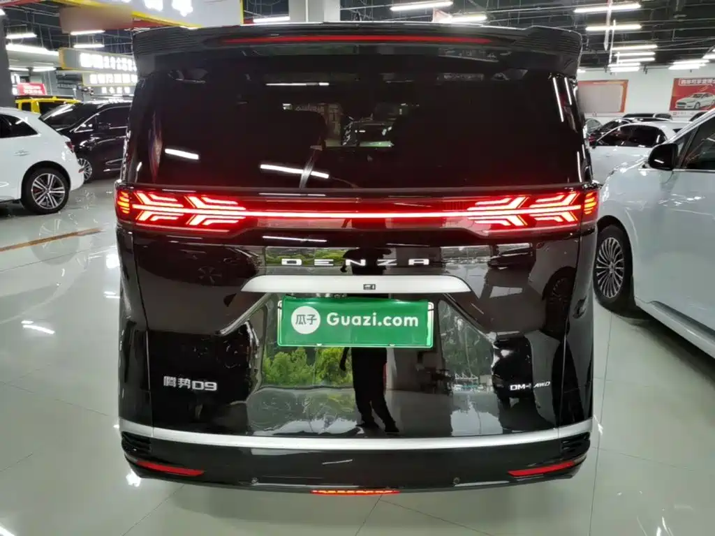 Denza D9 DM-i 970 4 WD Flagship