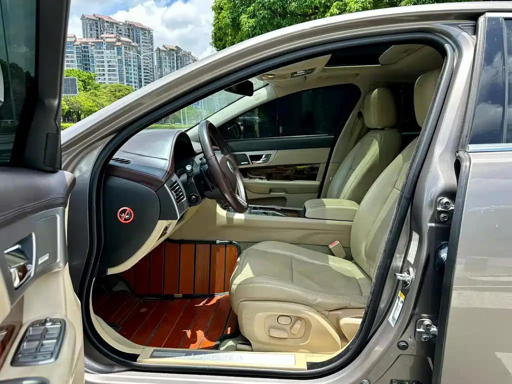 Jaguar XF XF 3.0 L V6 Luxury