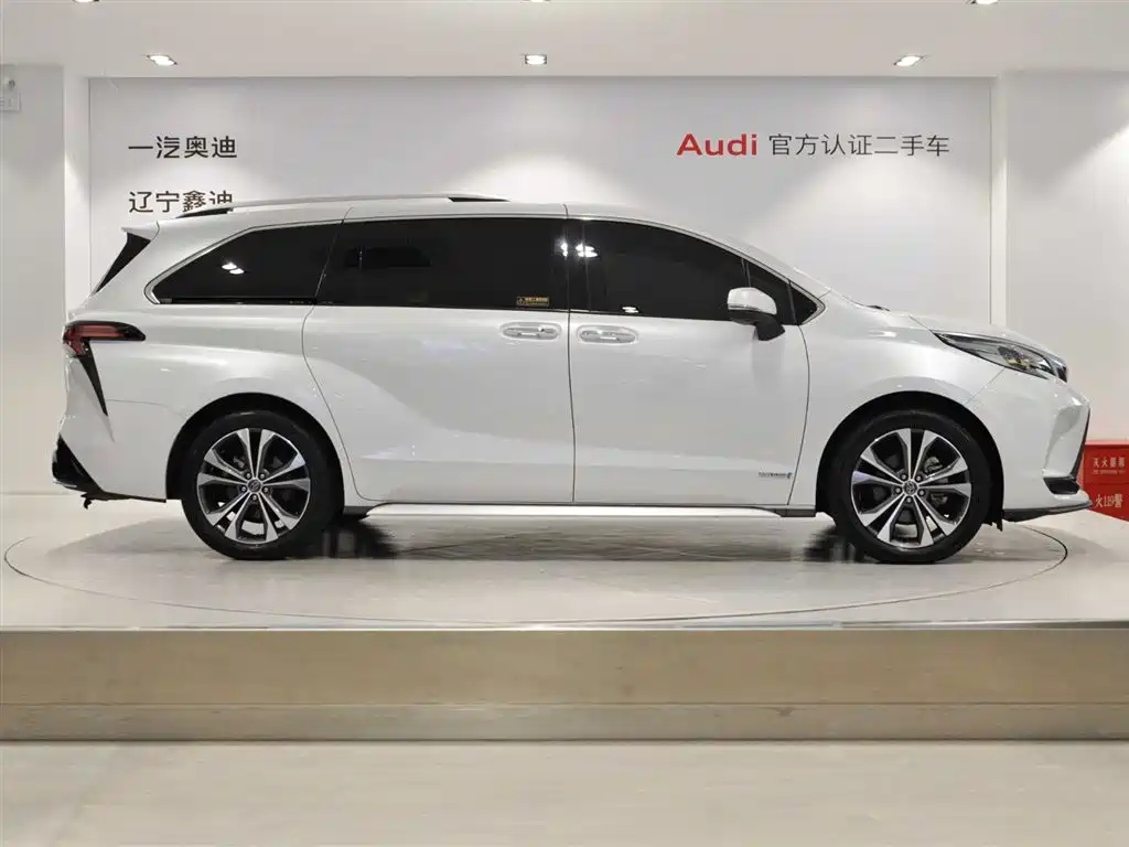 Granvia 2.5 L Hybrid Distinguished PLUS