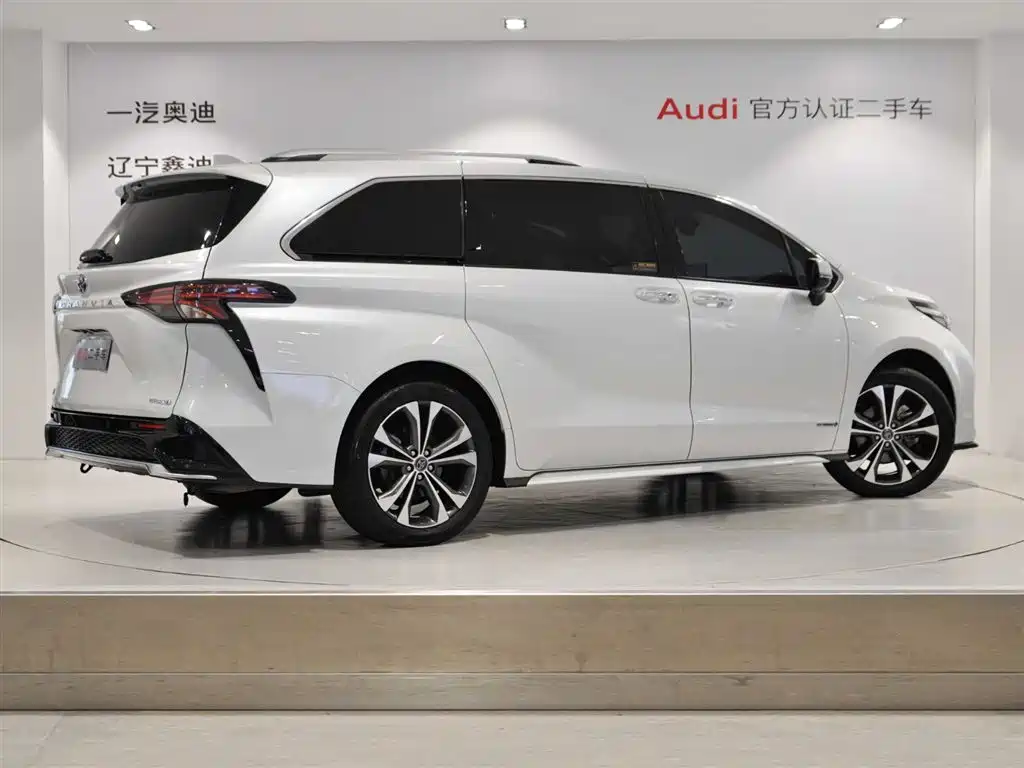 Granvia 2.5 L Hybrid Distinguished PLUS