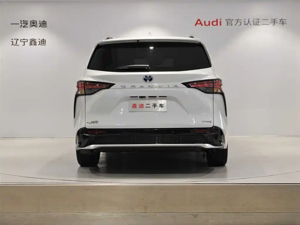 Granvia 2.5 L Hybrid Distinguished PLUS