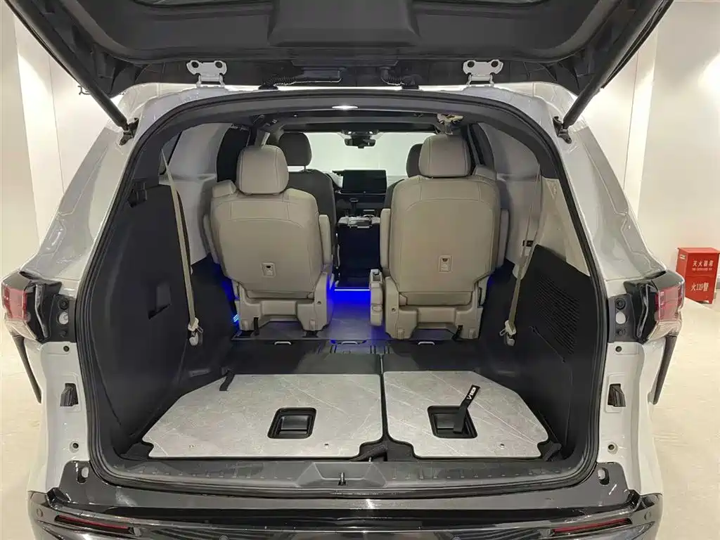 Granvia 2.5 L Hybrid Distinguished PLUS