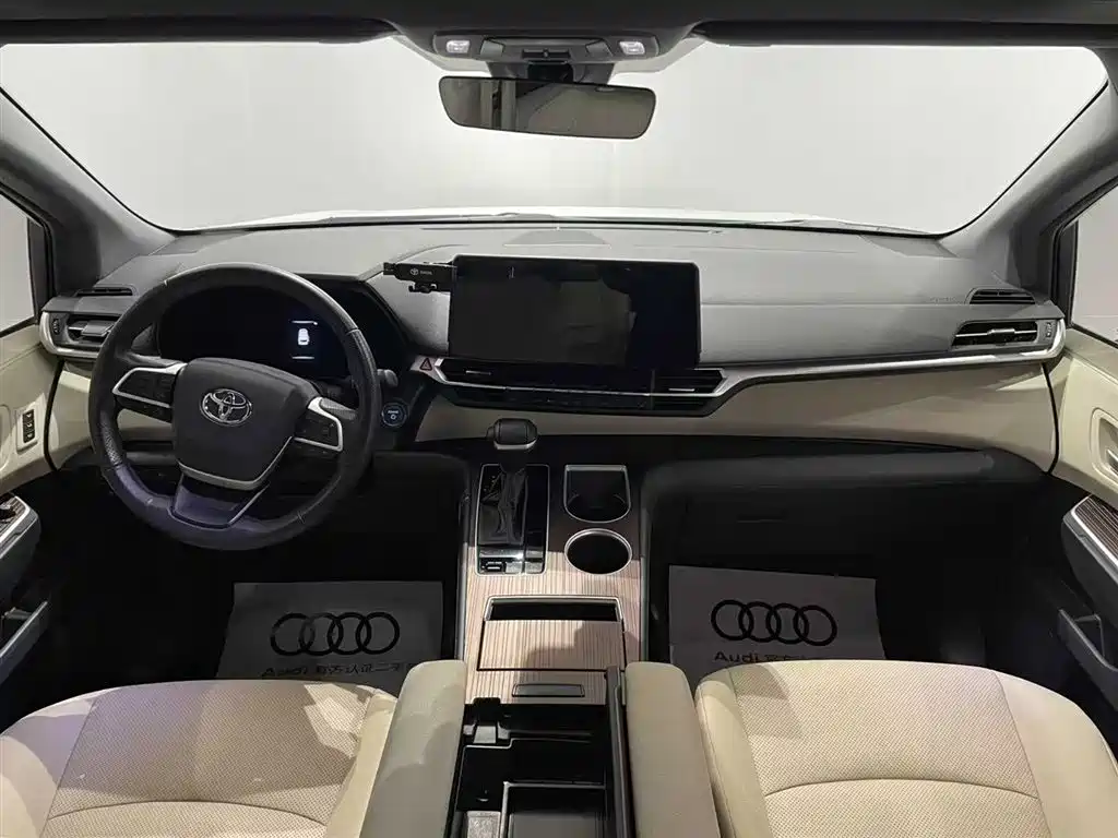 Granvia 2.5 L Hybrid Distinguished PLUS