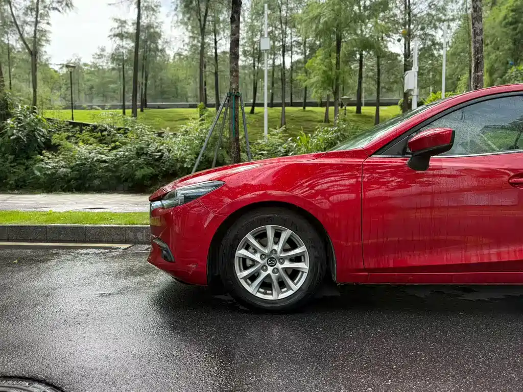 Mazda 3 Axela Cloud Control Sedan 1.5 L Auto Comfort CN-VI