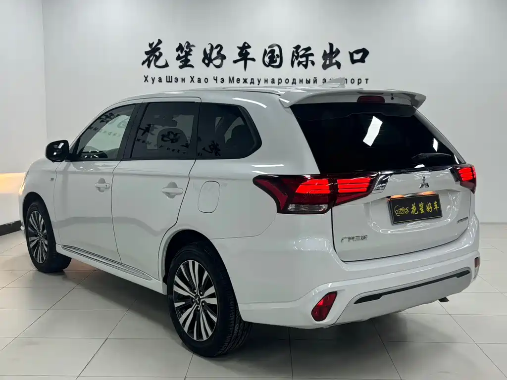 Outlander 2.0 L 2 WD Smooth Travel 5-seat