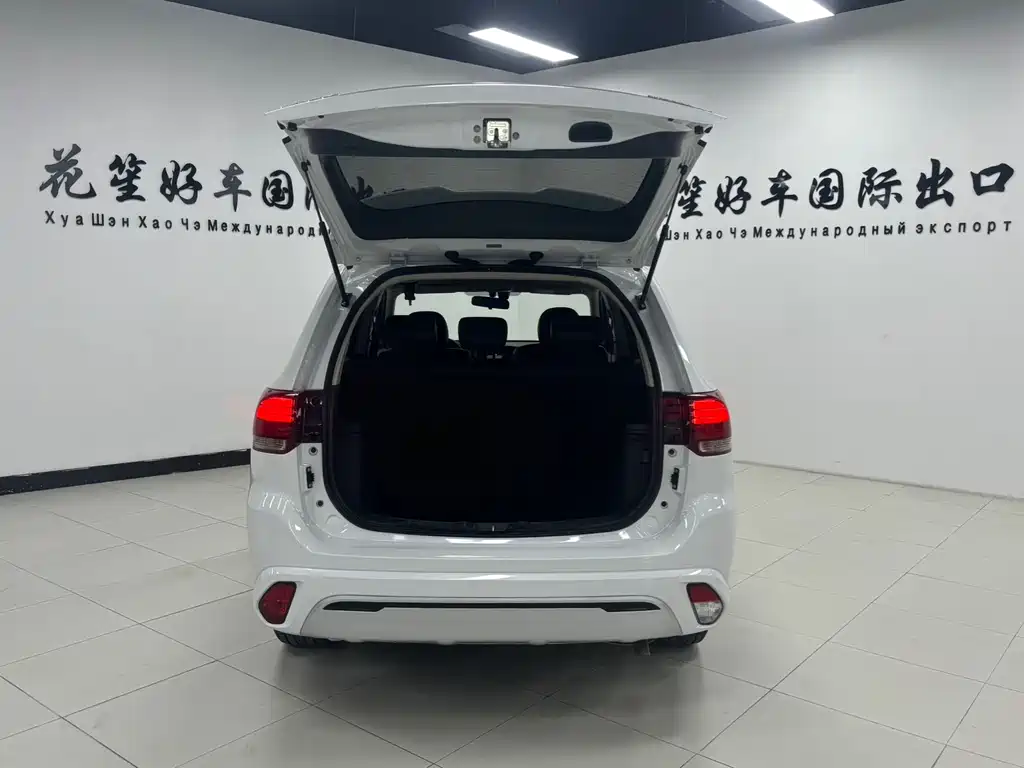 Outlander 2.0 L 2 WD Smooth Travel 5-seat