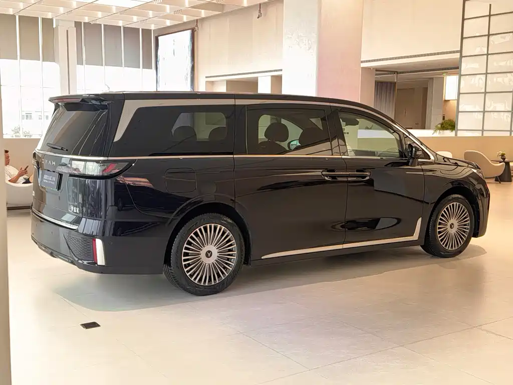 Voyah Dreamer PHEV 4 WD Flagship Kunpeng
