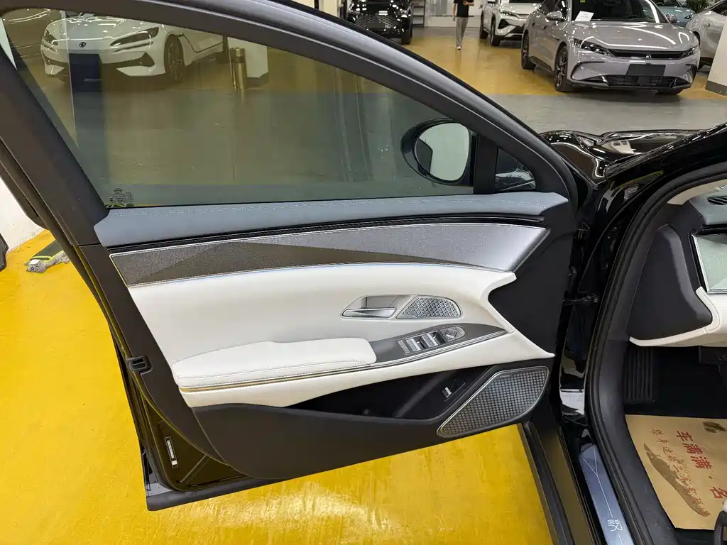 Han L 汉L 2025款 DM-i 200 KM激光雷达尊享型