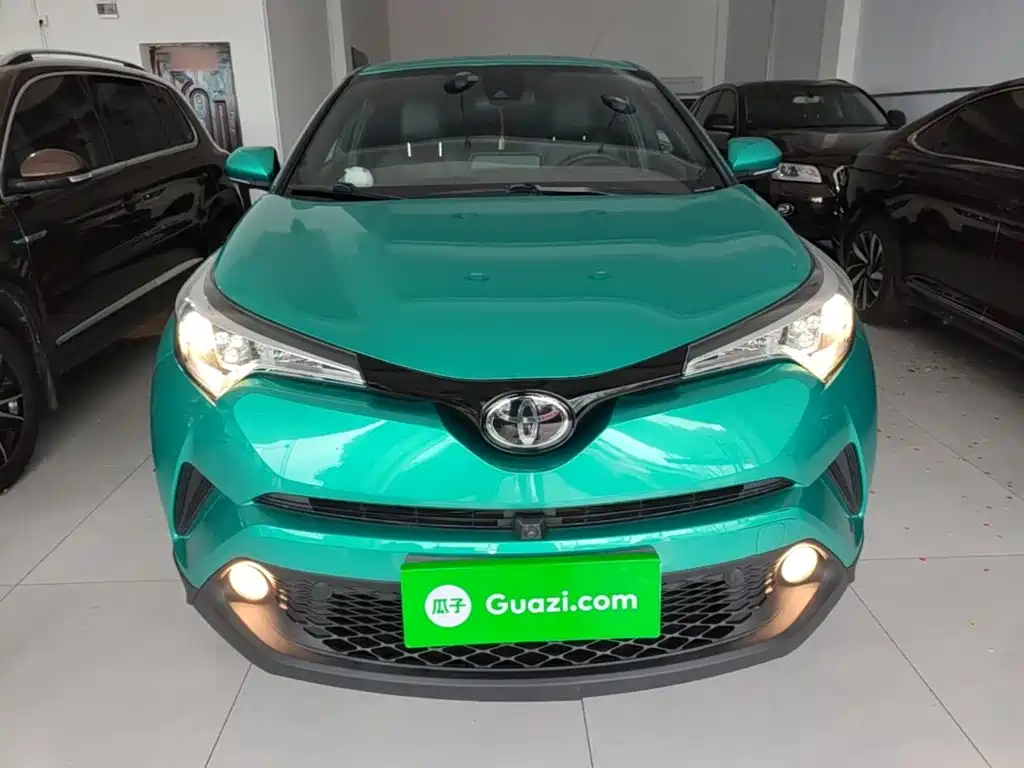 Toyota C-HR 2.0 L Leading