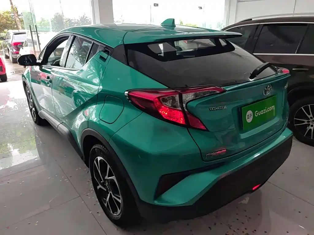 Toyota C-HR 2.0 L Leading