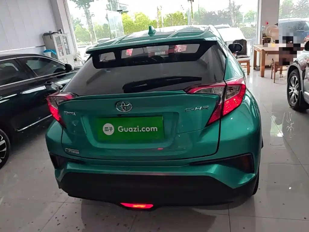 Toyota C-HR 2.0 L Leading