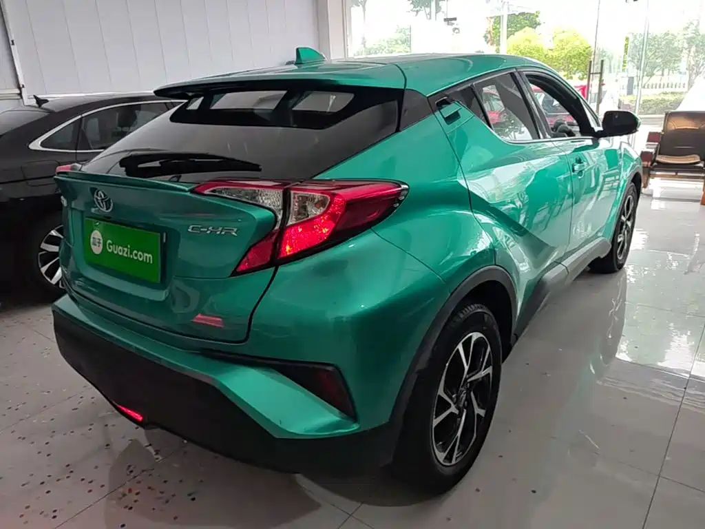 Toyota C-HR 2.0 L Leading