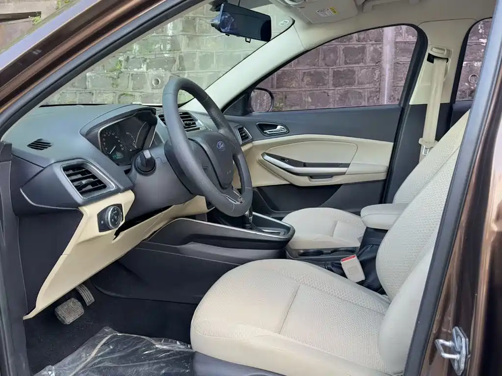 Escort 1.5 L Auto Comfort