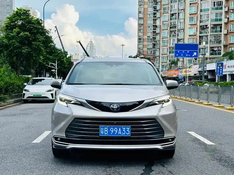 Toyota Sienna 2.5 L Hybrid Distinguished