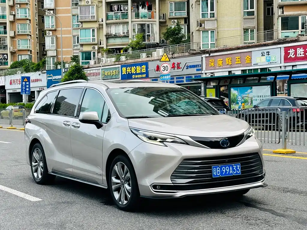 Sienna 2.5 L Hybrid Distinguished