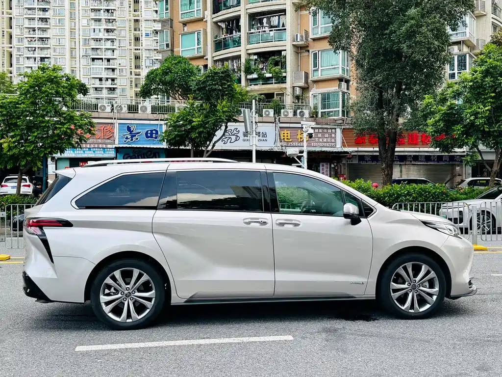 Sienna 2.5 L Hybrid Distinguished