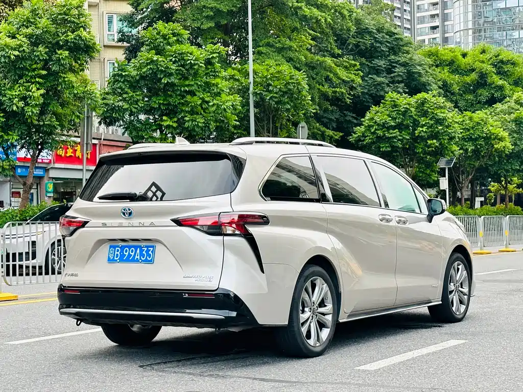 Sienna 2.5 L Hybrid Distinguished