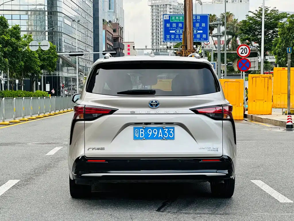 Sienna 2.5 L Hybrid Distinguished