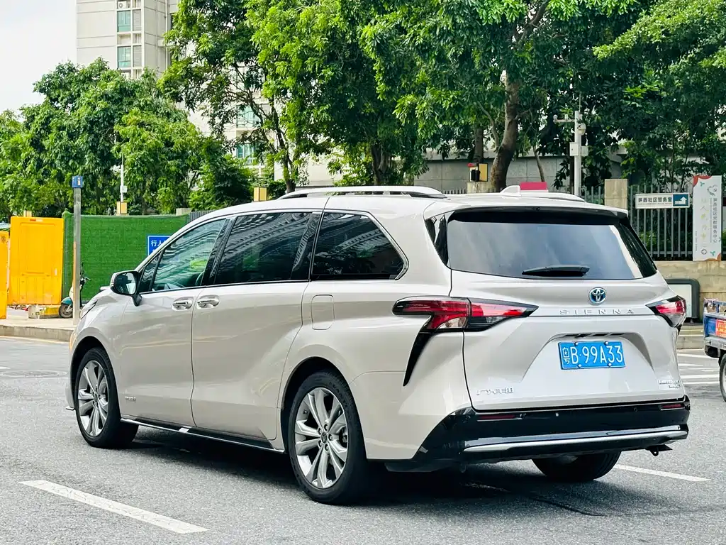 Sienna 2.5 L Hybrid Distinguished