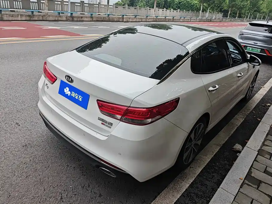Kia K5 2.0 L Auto 15 Anniversary Special Edition LUX