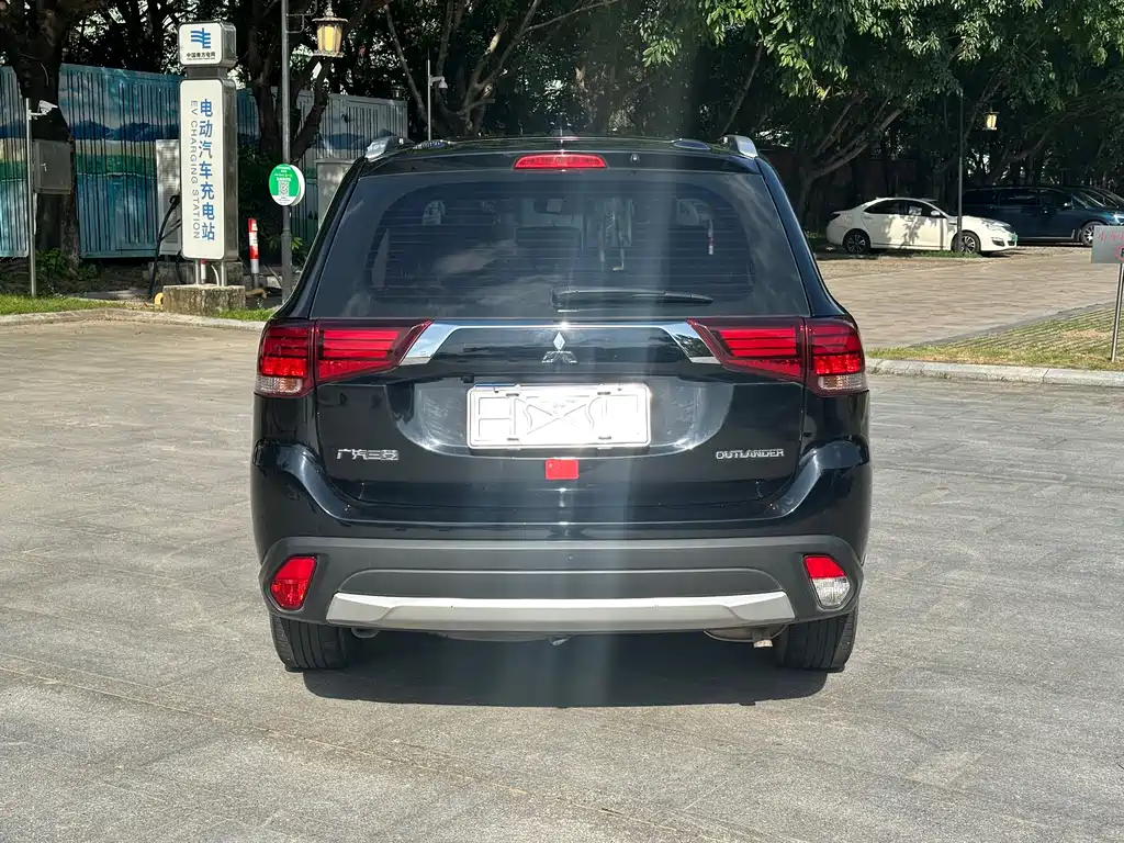 Outlander 2.0 L 2 WD Glory 5-seat