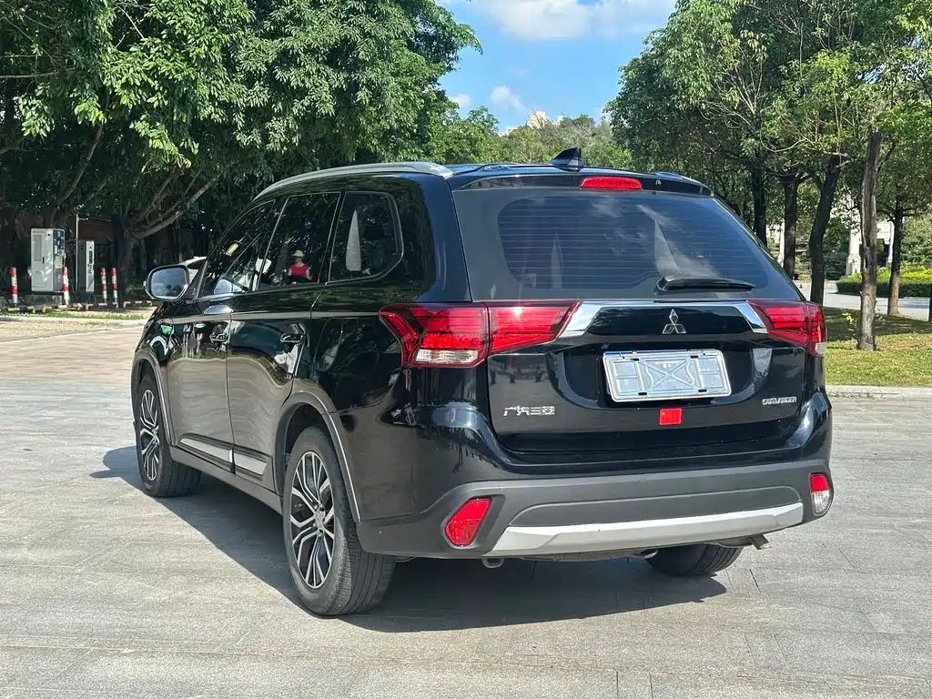 Outlander 2.0 L 2 WD Glory 5-seat