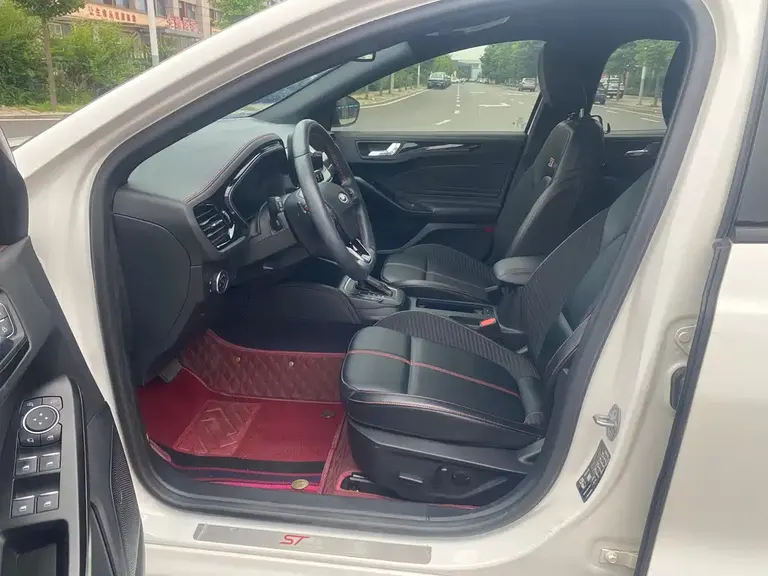 Ford Focus Hatchback EcoBoost 180 Auto ST Line