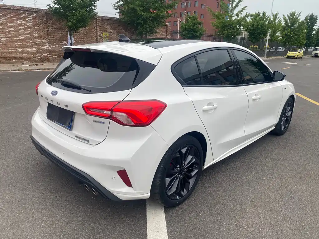 Focus Hatchback EcoBoost 180 Auto ST Line