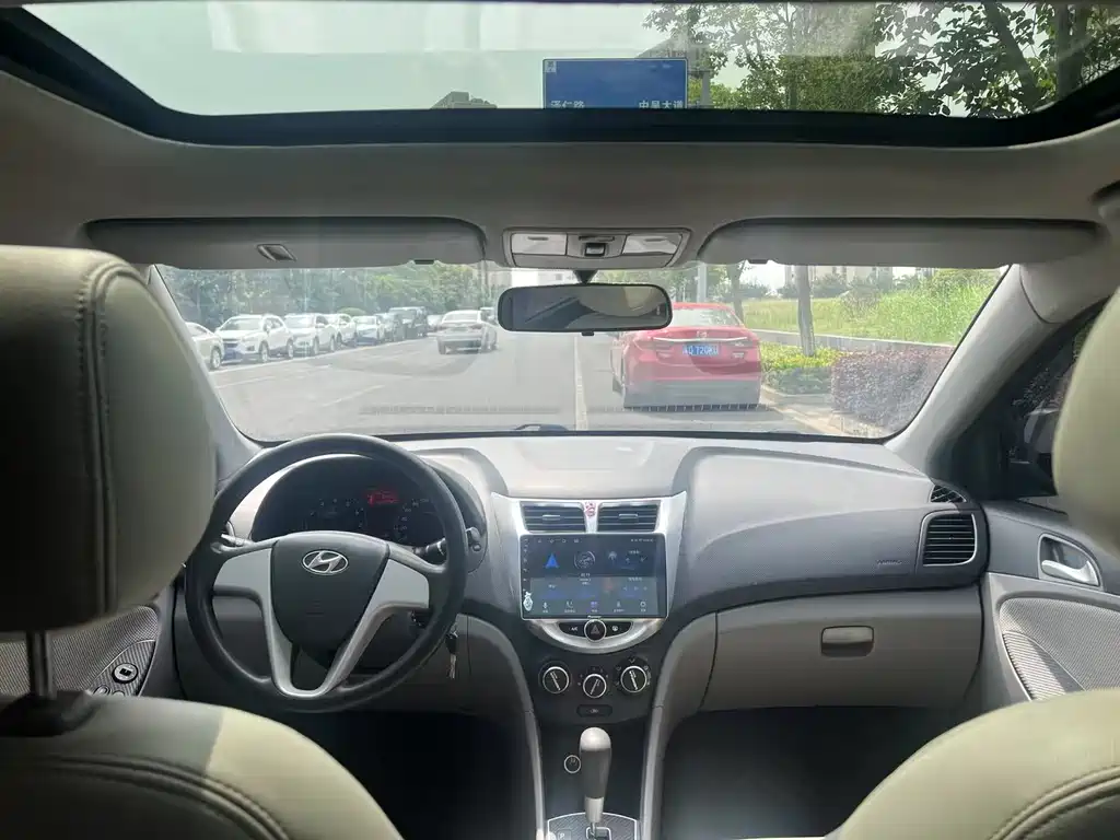 Accent 瑞纳 2010款 三厢 1.4 L 自动豪华型GLS