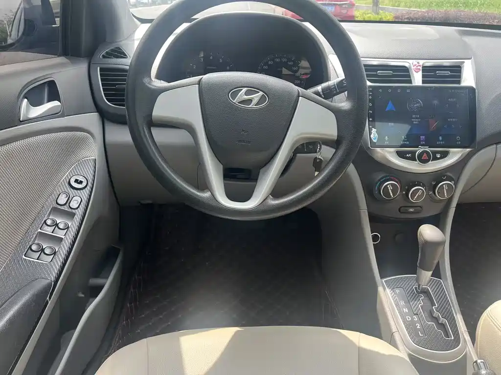 Accent 瑞纳 2010款 三厢 1.4 L 自动豪华型GLS