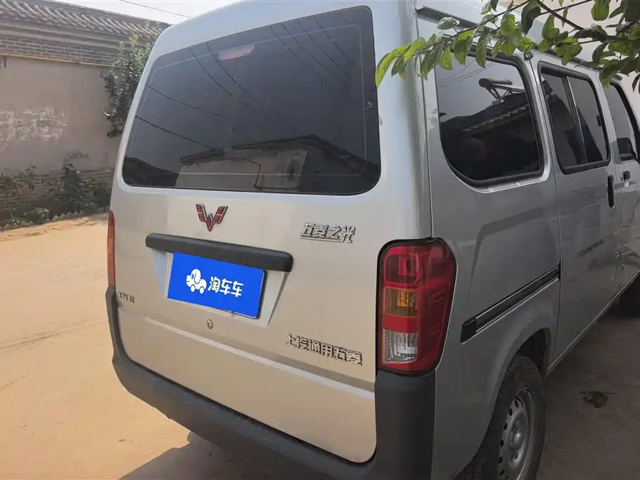 Wuling Zhiguang 1.5 L Utility 5 7-seat