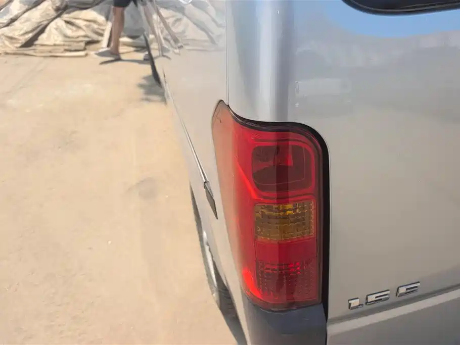 Wuling Zhiguang 1.5 L Utility 5 7-seat