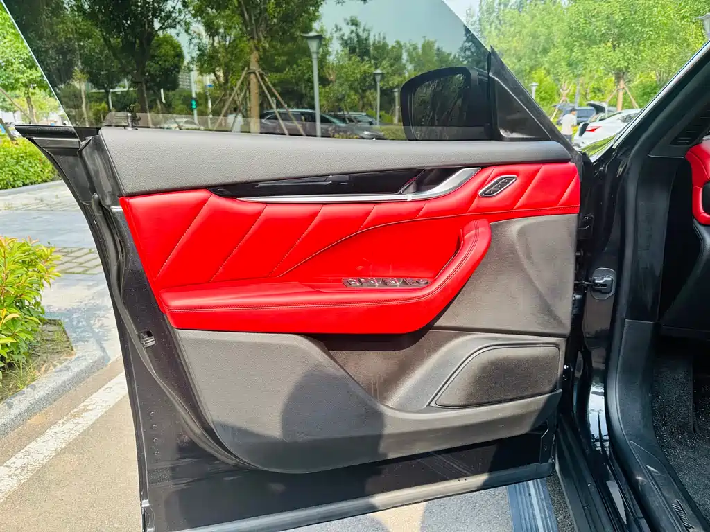 Levante 2.0 T GT Sharp Edge