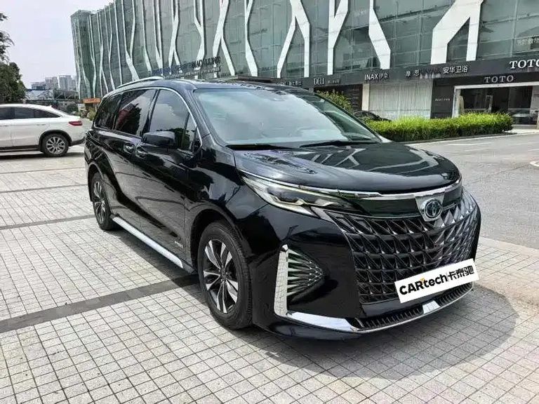 Toyota Granvia 2.5 L Hybrid Luxury