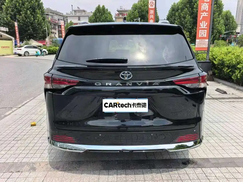 Granvia 2.5 L Hybrid Luxury