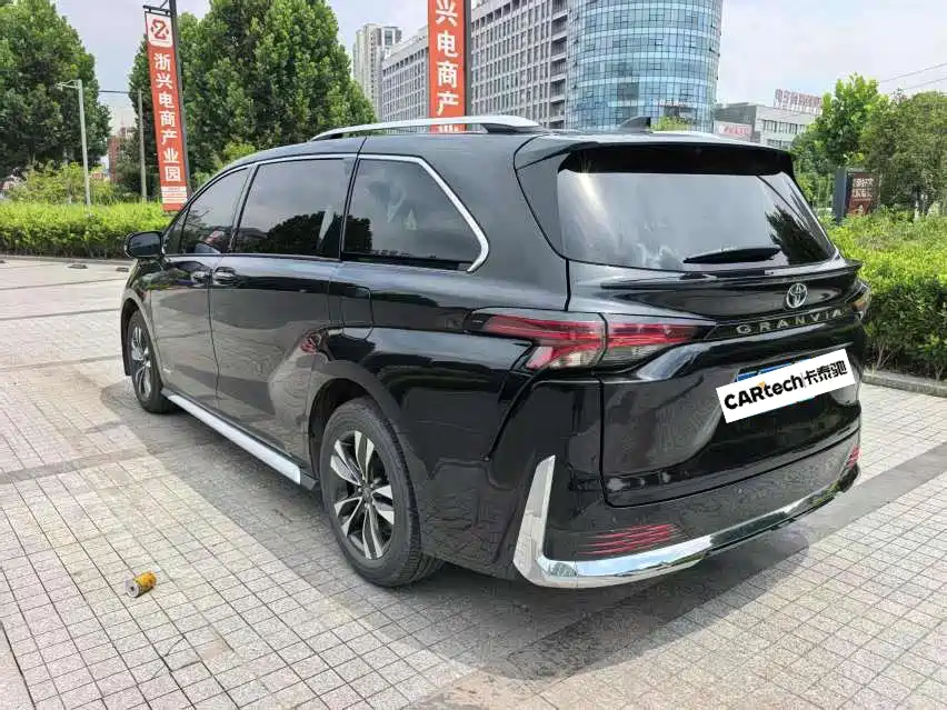 Granvia 2.5 L Hybrid Luxury