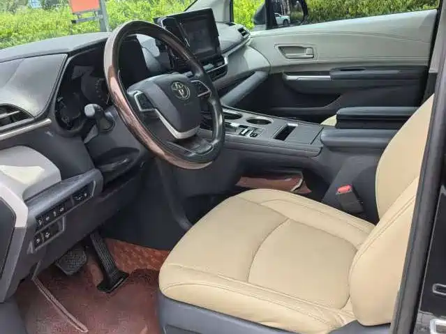 Granvia 2.5 L Hybrid Luxury